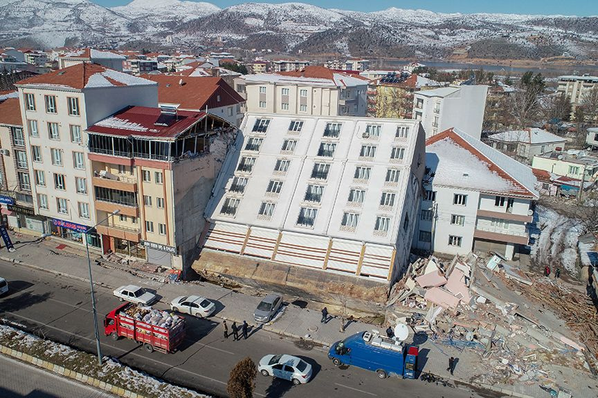 Adıyaman'da Kayı Apartmanı tek parça halinde yan yattı camları bile kırılmadı! Şoke eden görüntü