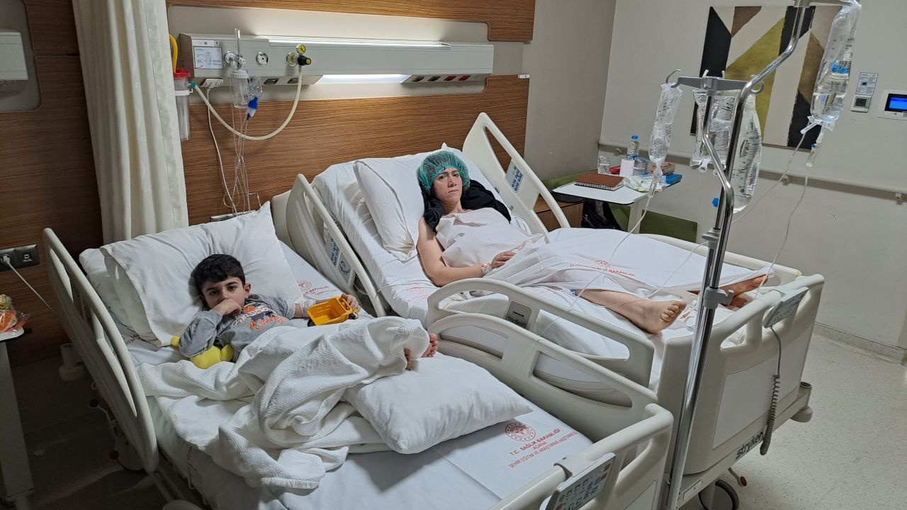 Depremde enkazdan kurtarılan anne-oğul, birbirine hastanede kavuştular