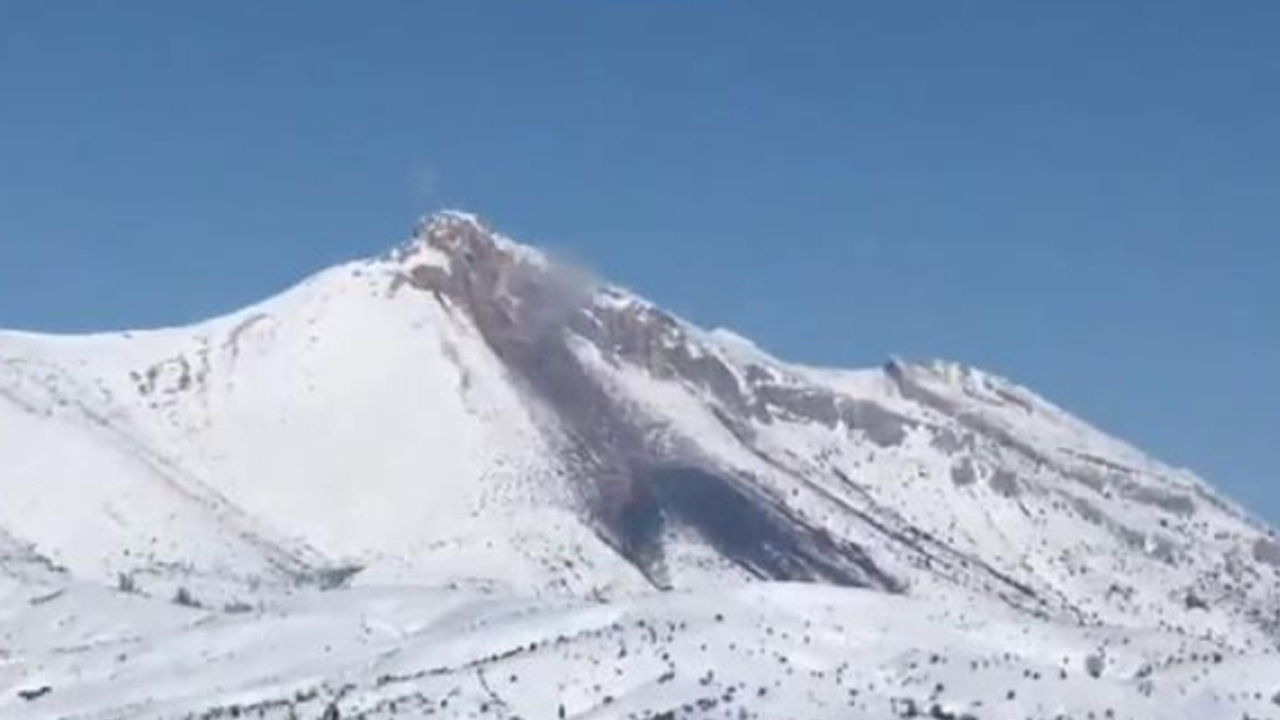 Kahramanmaraş'ta yanardağ paniği! Karlarla kaplı dağ yanmaya başladı: Korkutan görüntü kamerada!