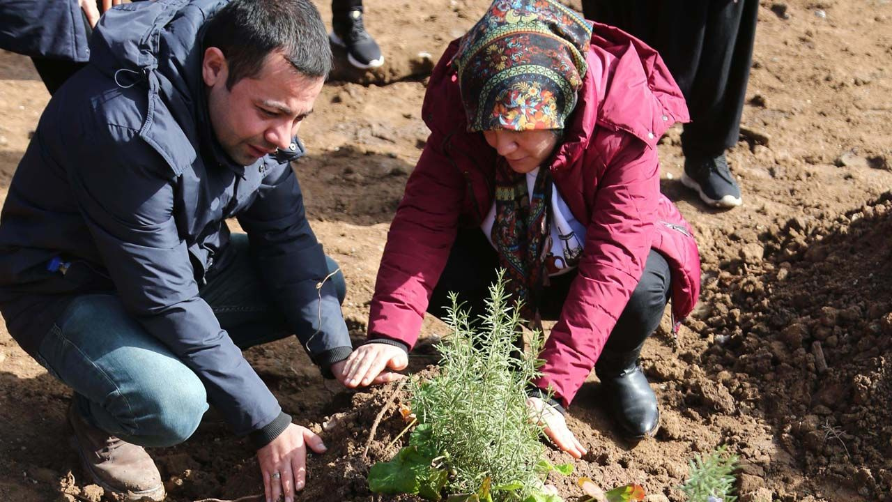 Tüm ailesini depremde kaybeden polis memuru kahroldu kendi şans eseri kurtulmuş