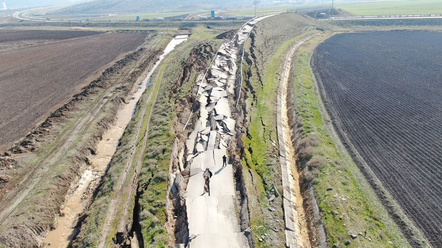 Kahramanmaraş'ta depremin merkezinden yeni görüntü: Yol yarıldı, devasa çatlaklar oluştu