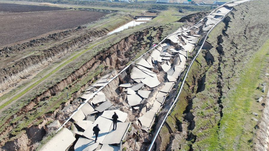 Kahramanmaraş'ta depremin merkezinden yeni görüntü: Yol yarıldı, devasa çatlaklar oluştu