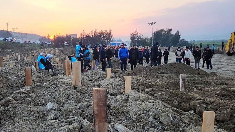 Hatay'da depremde ölenler toplu mezara böyle gömülüyor defin işlemleri görüntülendi