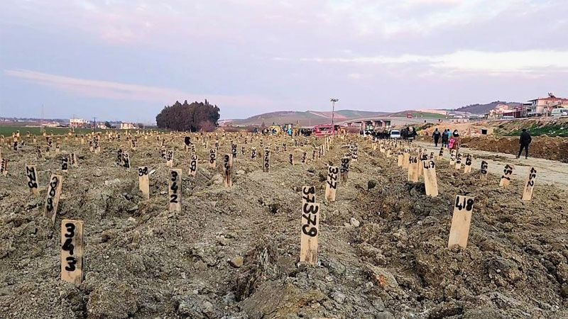 Hatay'da depremde ölenler toplu mezara böyle gömülüyor defin işlemleri görüntülendi