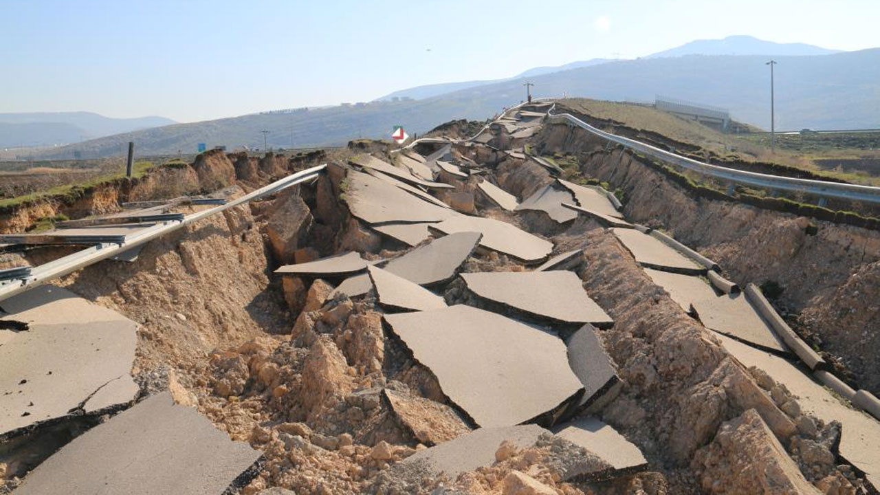 Kahramanmaraş'ta depremin merkezinden yeni görüntü: Yol yarıldı, devasa çatlaklar oluştu