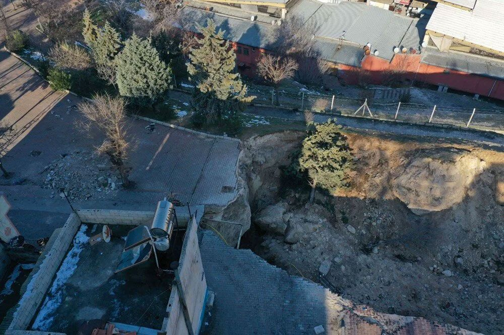 Şahinbey'de deprem sonrası 30 metre uzunluğunda dev çukur oluştu elektrik direğini yuttu