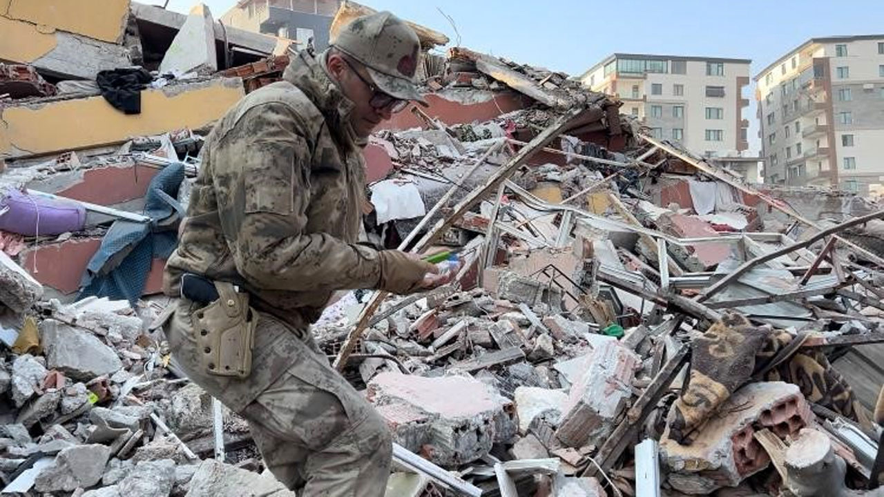 Mehmetçik enkaz alanındaki haraketiyle alkış aldı o anlar kamerada