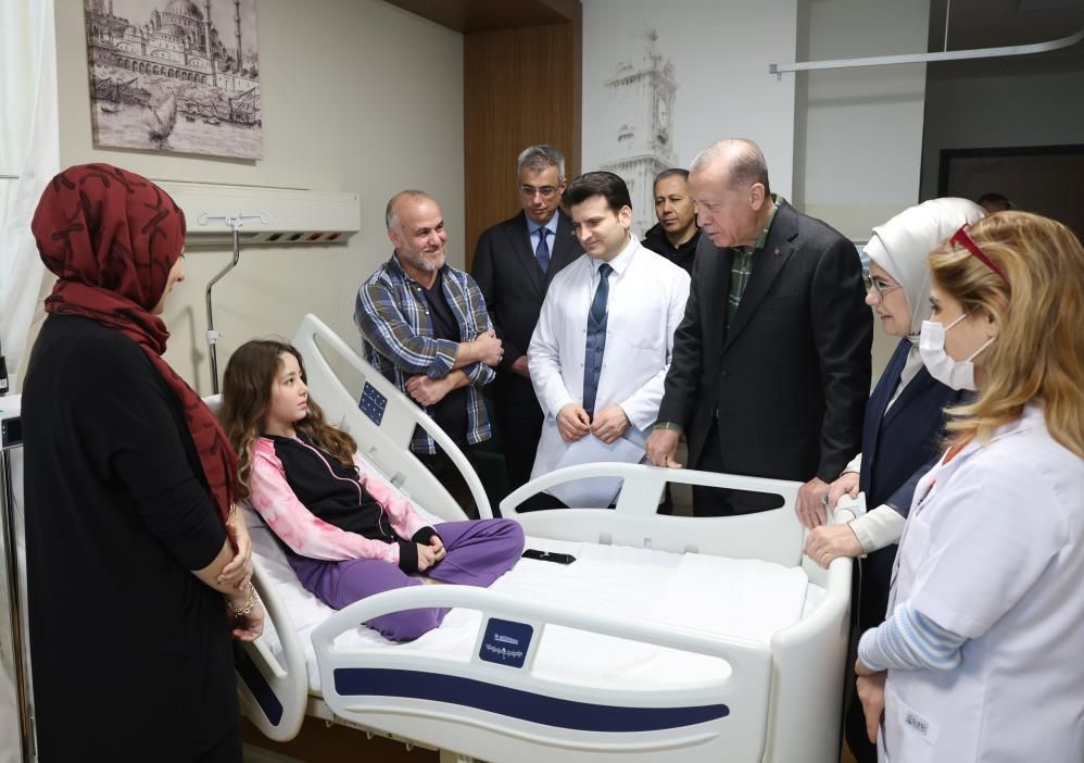 Cumhurbaşkanı Erdoğan, İstanbul’a getirilen depremzedeleri ziyaret etti