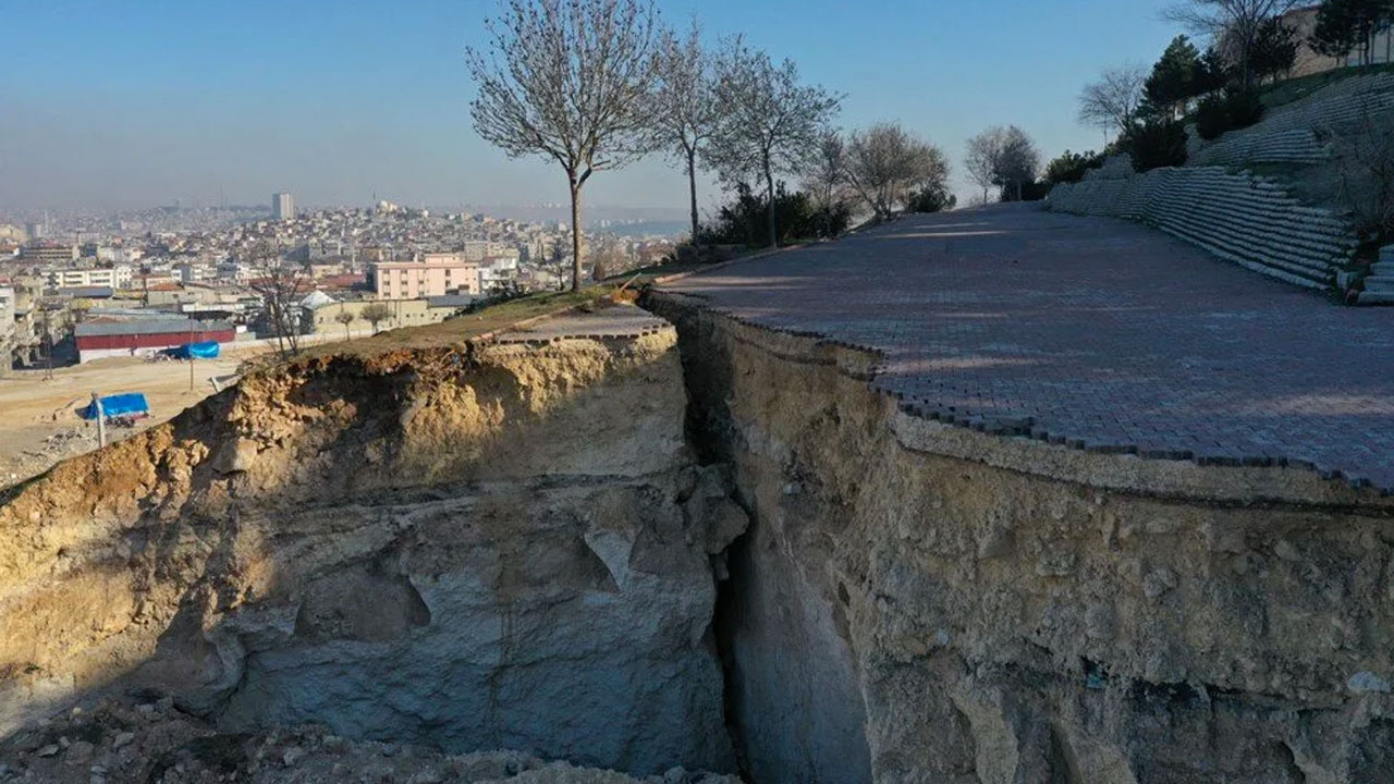Şahinbey'de deprem sonrası 30 metre uzunluğunda dev çukur oluştu elektrik direğini yuttu