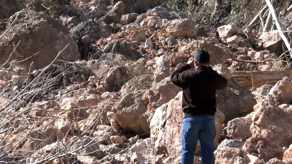 İki büyük deprem dağları birleştirdi! Yol ulaşıma kapandı