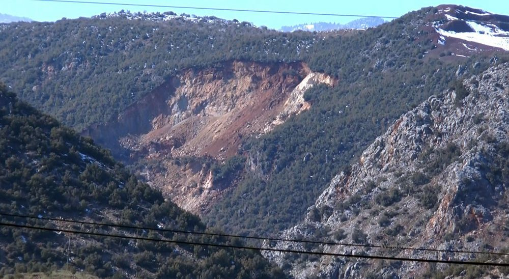 İki büyük deprem dağları birleştirdi! Yol ulaşıma kapandı