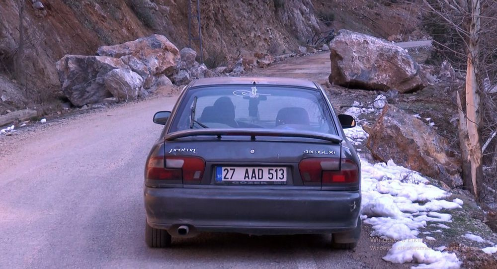 İki büyük deprem dağları birleştirdi! Yol ulaşıma kapandı