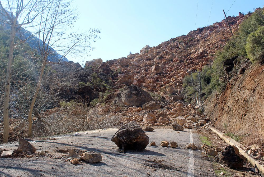 İki büyük deprem dağları birleştirdi! Yol ulaşıma kapandı