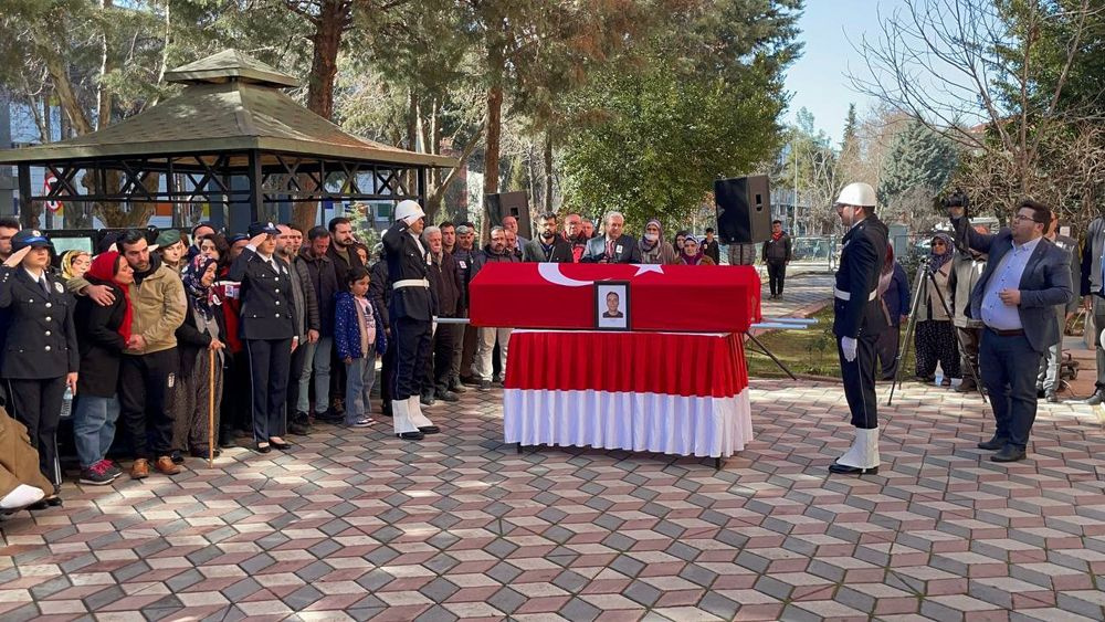 Sözün bittiği yer! Tekerlekli sandalye üzerinde tabuta son kez dokundu