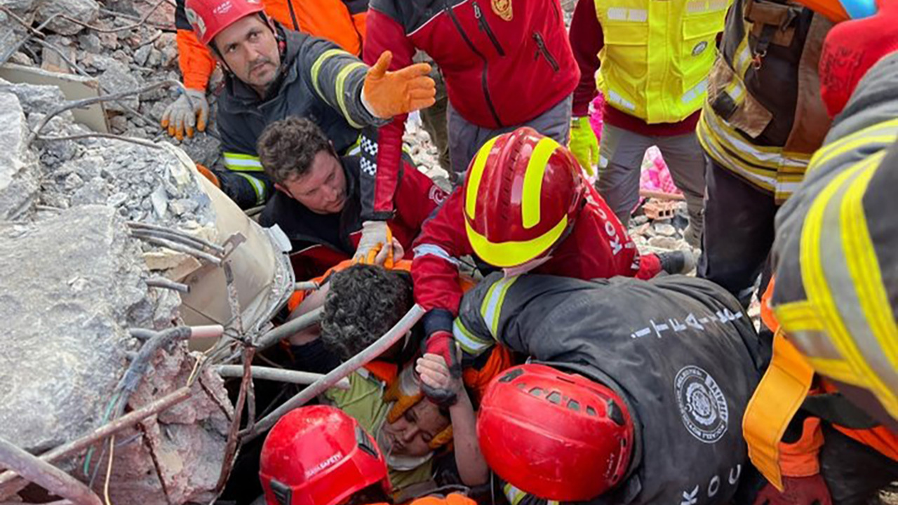 Depremin 222. saatinde Melike İmamoğlu Kahramanmaraş'taki enkazdan sağ çıkarıldı