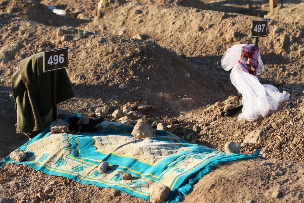 Bu acının tarifi yok! Deprem mezarlığında mezar taşlarına asılanlar yürekleri dağladı