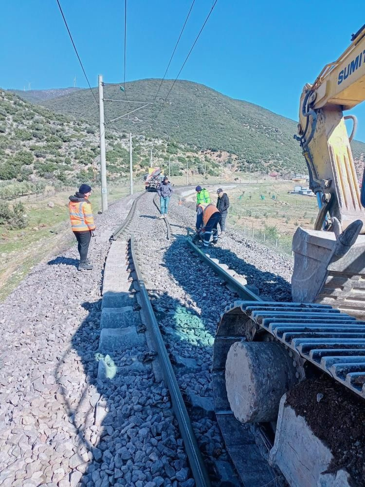 Depremin tel gibi büktüğü tren rayları onarılıyor: Toplam uzunluğu bin 275 kilometre!