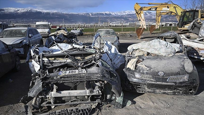 Depremde otomobiller hurdaya döndü! Hepsi fabrikanın otoparkına çekiliyor