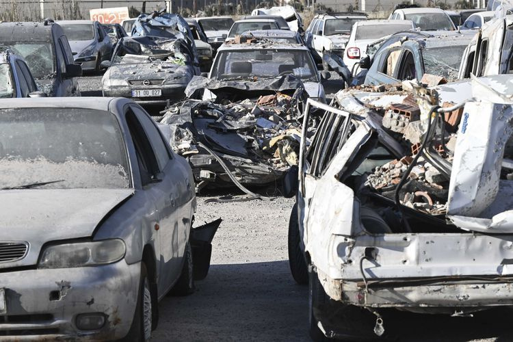 Depremde otomobiller hurdaya döndü! Hepsi fabrikanın otoparkına çekiliyor