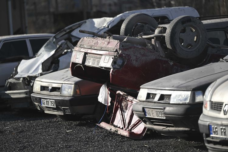 Depremde otomobiller hurdaya döndü! Hepsi fabrikanın otoparkına çekiliyor