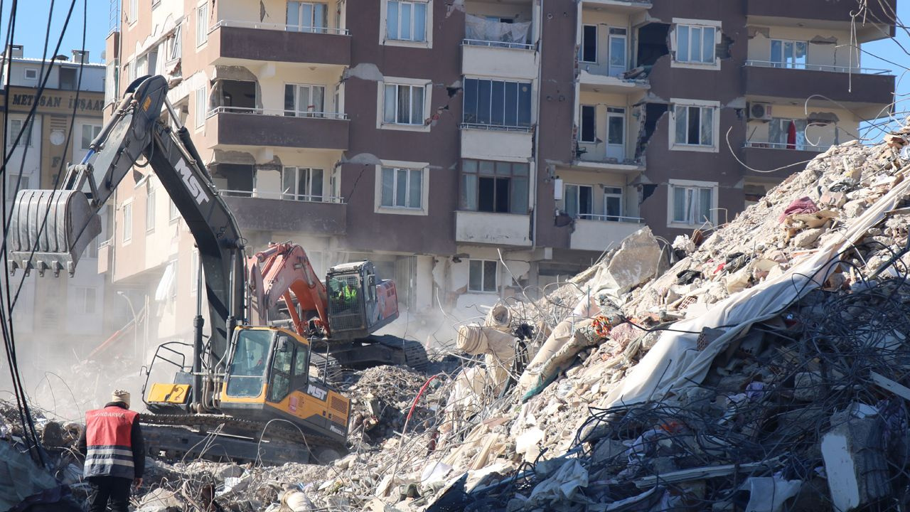 Acı feryatlardan sonra Kahramanmaraş'tan toz bulutu yükselmeye başladı