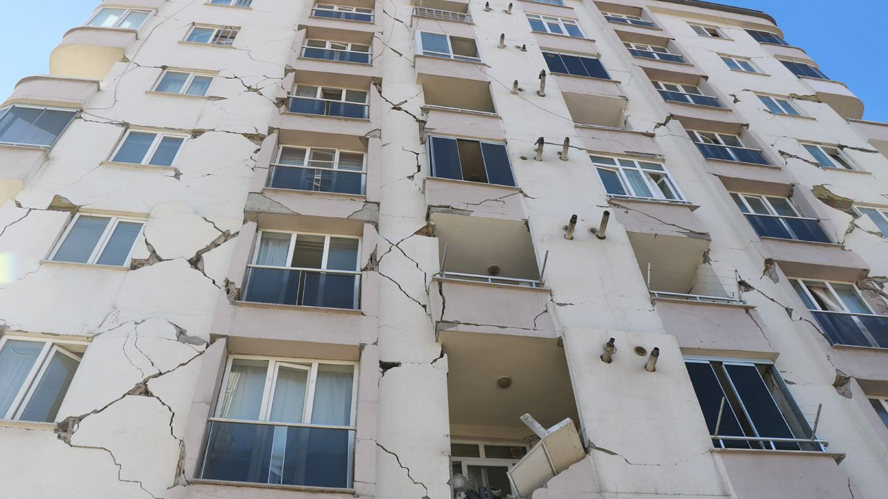 Acı feryatlardan sonra Kahramanmaraş'tan toz bulutu yükselmeye başladı