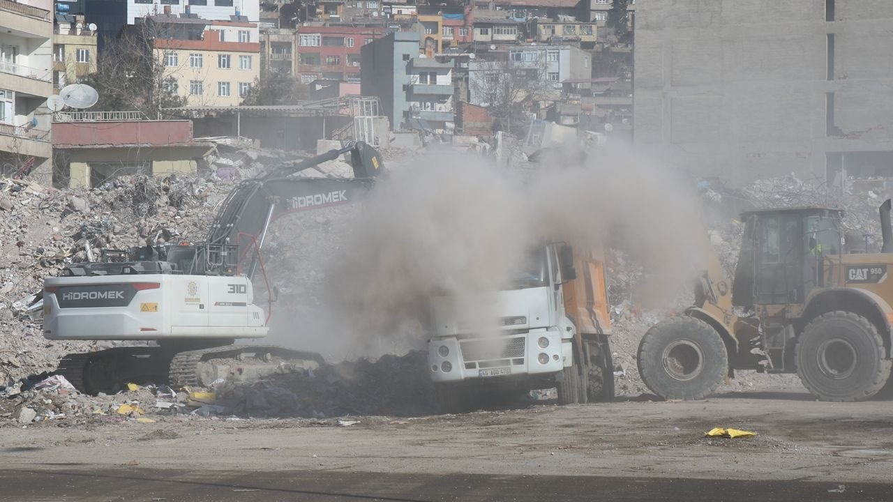 Acı feryatlardan sonra Kahramanmaraş'tan toz bulutu yükselmeye başladı