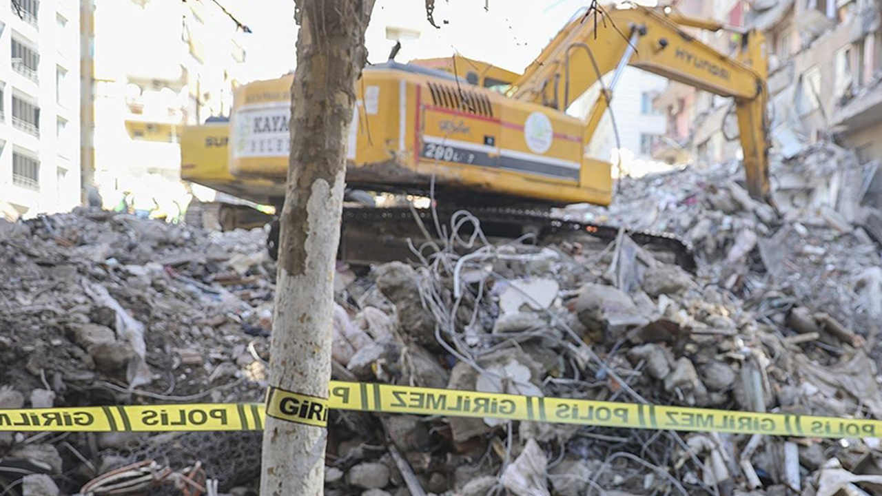 2 müteahhit depremde yaptıkları binanın enkazında kalarak hayatını kaybetti