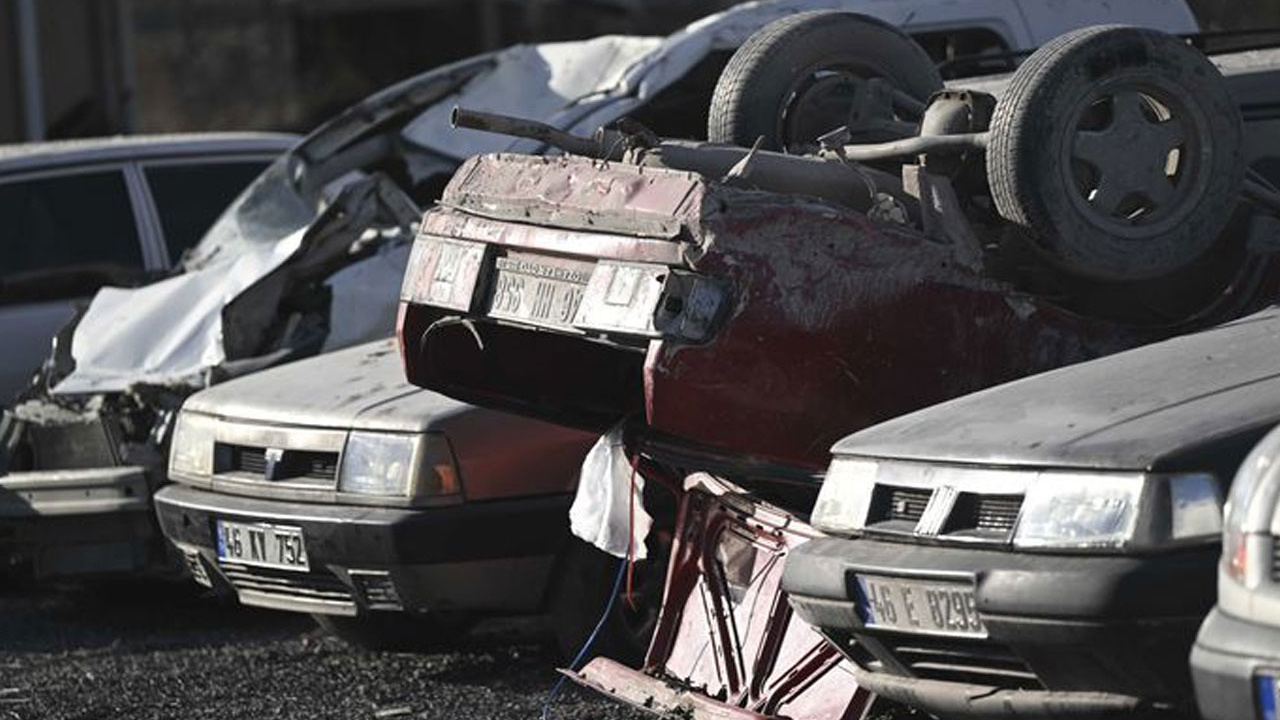 Depremde otomobiller hurdaya döndü! Hepsi fabrikanın otoparkına çekiliyor