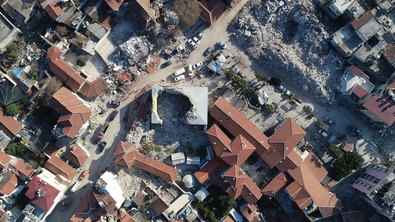 Deprem Hatay’ın tarihi dokusunu da yerle bir etti! Türkiye'nin ilk camii yıkıldı