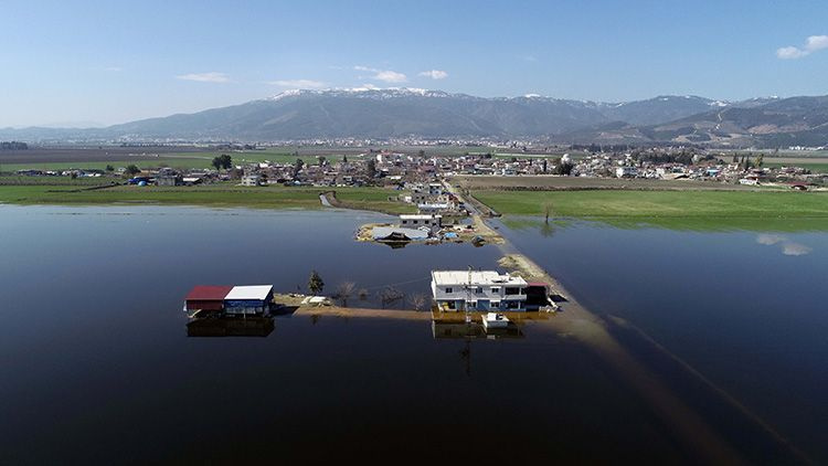 Hatay'daki Karasu Çayı taştı! Binaların enkazları, yollar sular altında kaldı