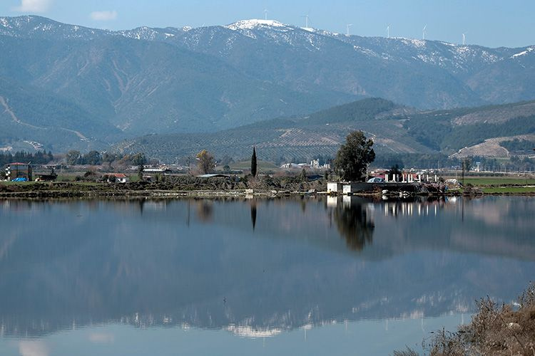 Hatay'daki Karasu Çayı taştı! Binaların enkazları, yollar sular altında kaldı