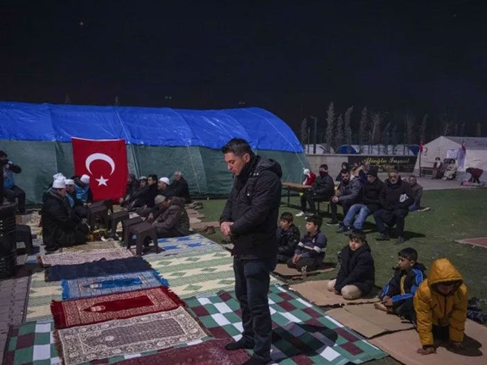 Deprem bölgelerinde Miraç Kandili dualarla idrak edildi