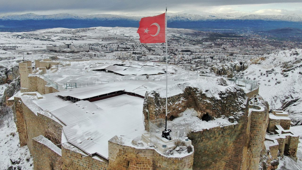 3 büyük deprem gördü tek bir taş bile düşmedi! Yetkililere çağrı: Bu mahalleyi araştırın