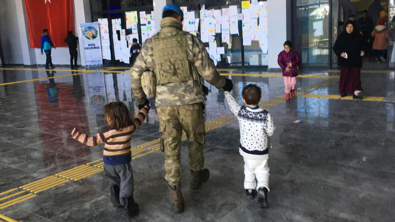 Depremzede iki çocuğu uzman çavuş kurtardı! Görenleri duygulandıran fotoğraf