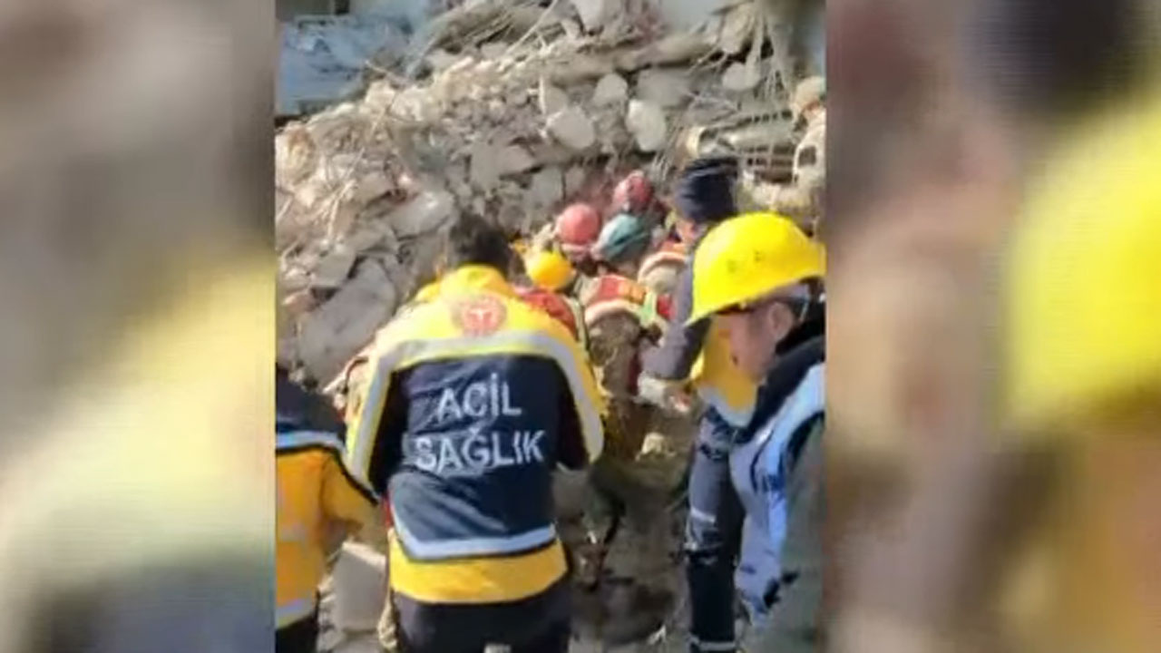 Hatay'da depremin 296. saatinde 3 kişi enkazdan canlı çıkartıldı ilk temas anı