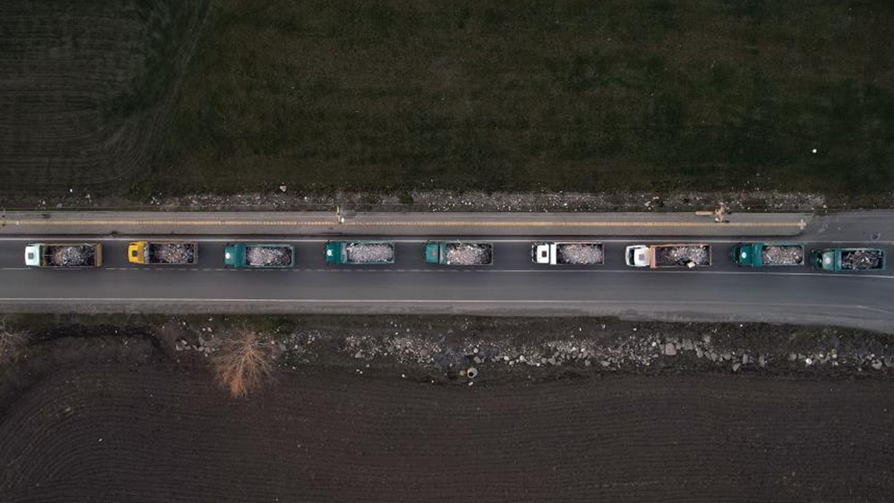 Kamyonlar metrelerce kuyruk oluşturdu Kahramanmaraş'ın enkazı böyle taşınıyor