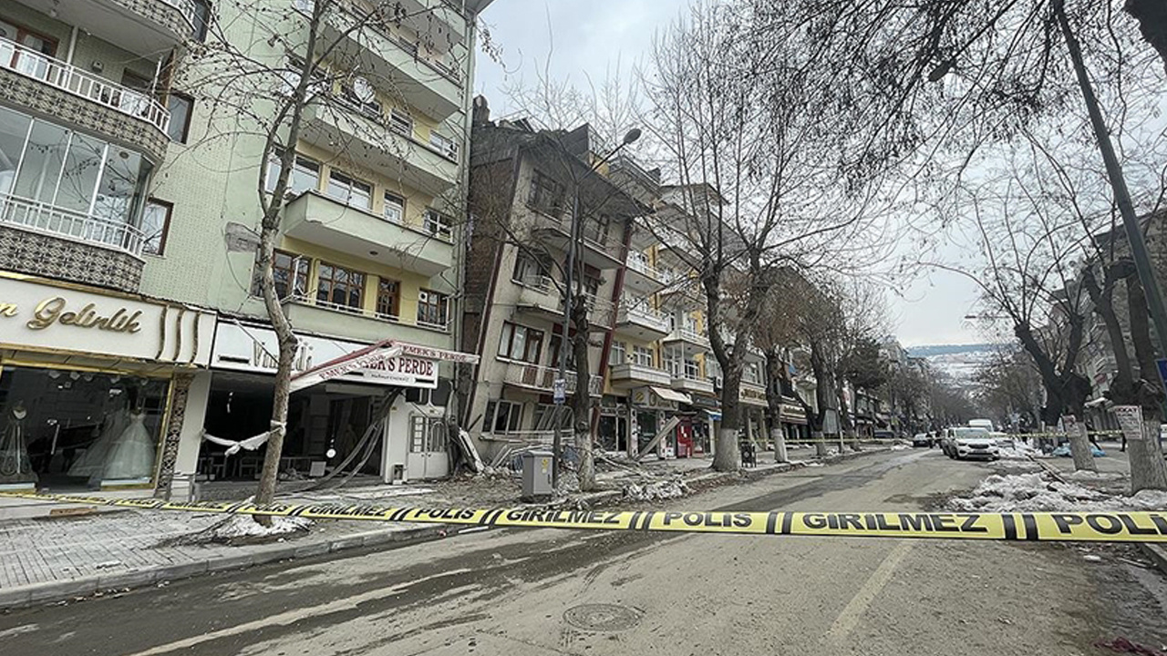 Malatya'da korkutan deprem! Bina öne doğru yattı, cadde trafiğe kapatıldı
