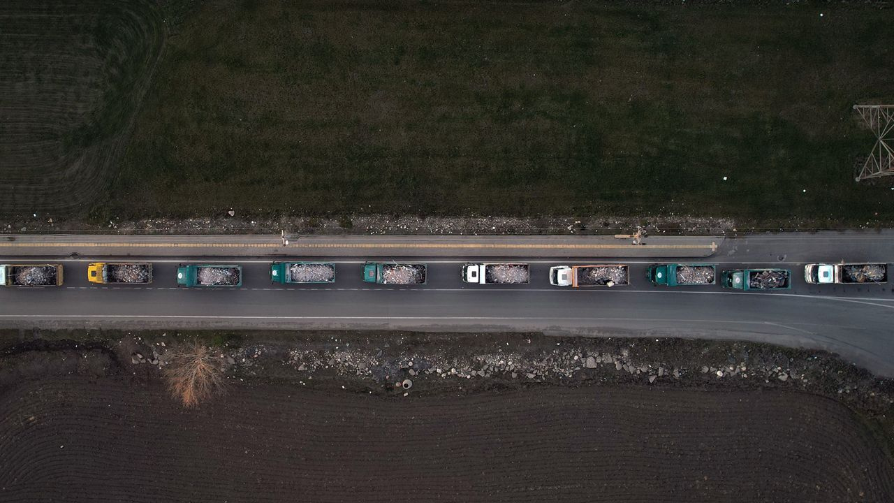 Kamyonlar metrelerce kuyruk oluşturdu Kahramanmaraş'ın enkazı böyle taşınıyor