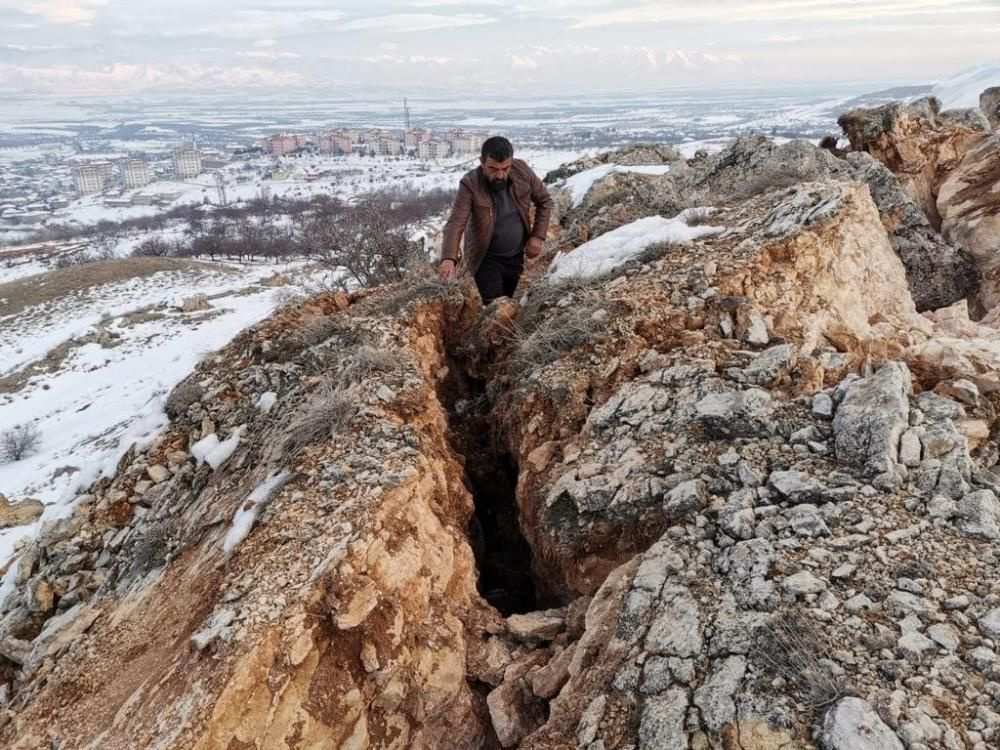 Malatya’da deprem sonrası korkunç manzara: Dağ ikiye bölündü, derin yarıklar oluştu!