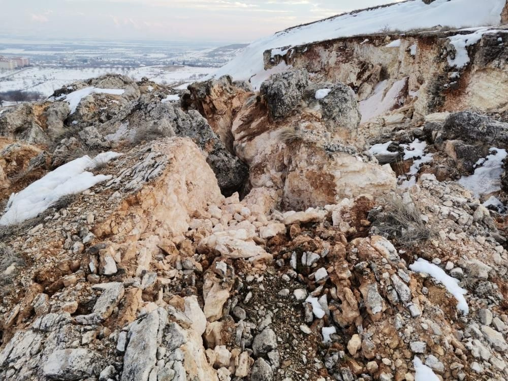 Malatya’da deprem sonrası korkunç manzara: Dağ ikiye bölündü, derin yarıklar oluştu!