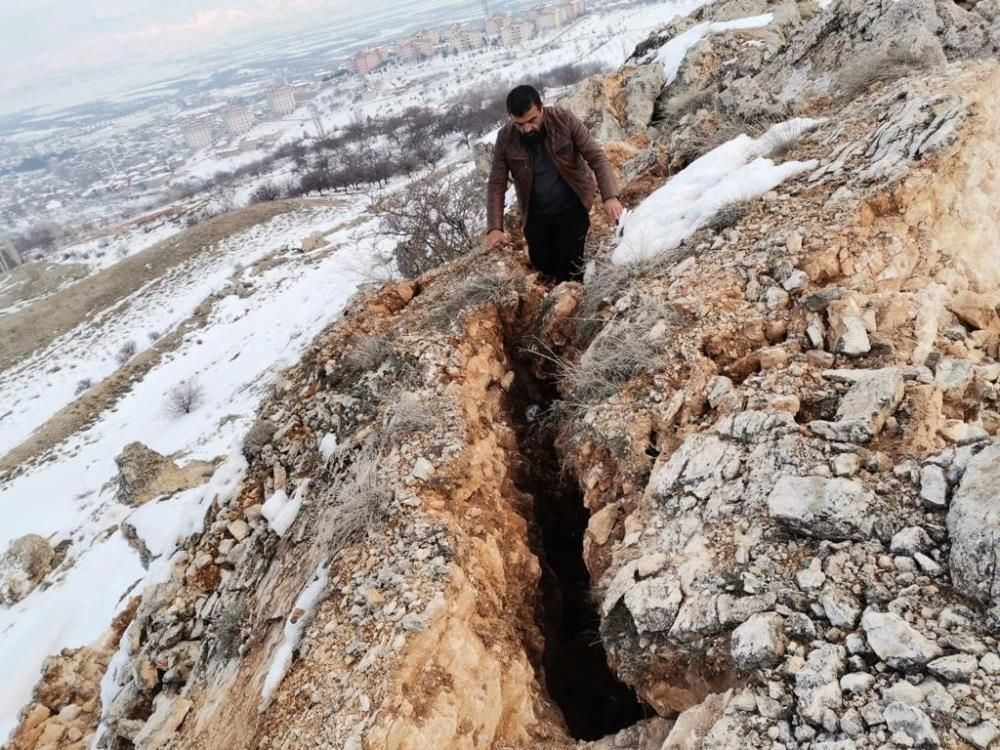 Malatya’da deprem sonrası korkunç manzara: Dağ ikiye bölündü, derin yarıklar oluştu!