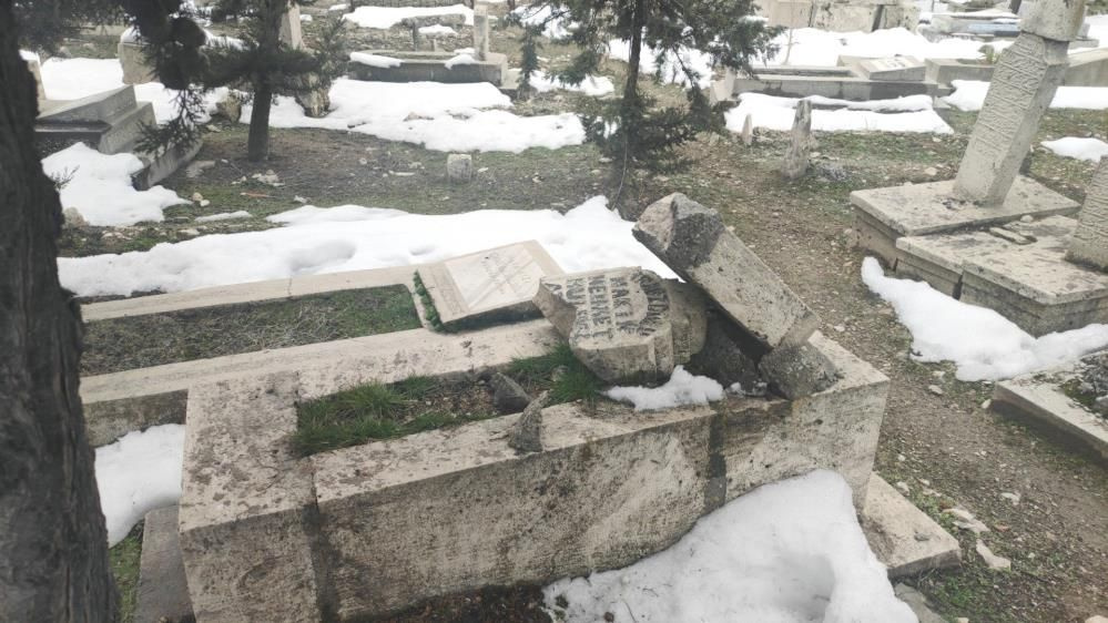 Deprem 250 yıllık tarihi mezarlığı vurdu! Osmanlı dönemine ait mezar taşları kırıldı
