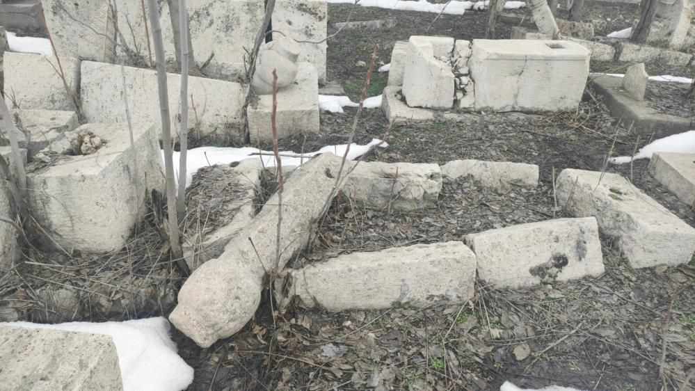 Deprem 250 yıllık tarihi mezarlığı vurdu! Osmanlı dönemine ait mezar taşları kırıldı