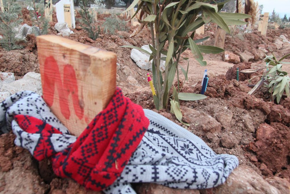 Günün kahreden fotoğrafları! Depremde ölenlerin mezarlarına astılar
