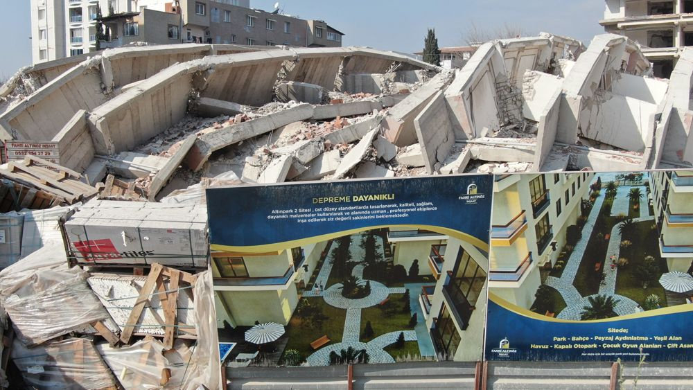 Depremden sonra geriye sadece tabelası kaldı! Yıkılma şekli Rönesans Rezidans'la aynı