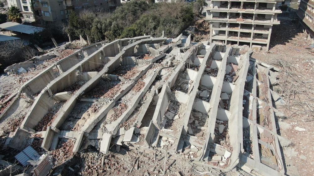 Depremden sonra geriye sadece tabelası kaldı! Yıkılma şekli Rönesans Rezidans'la aynı