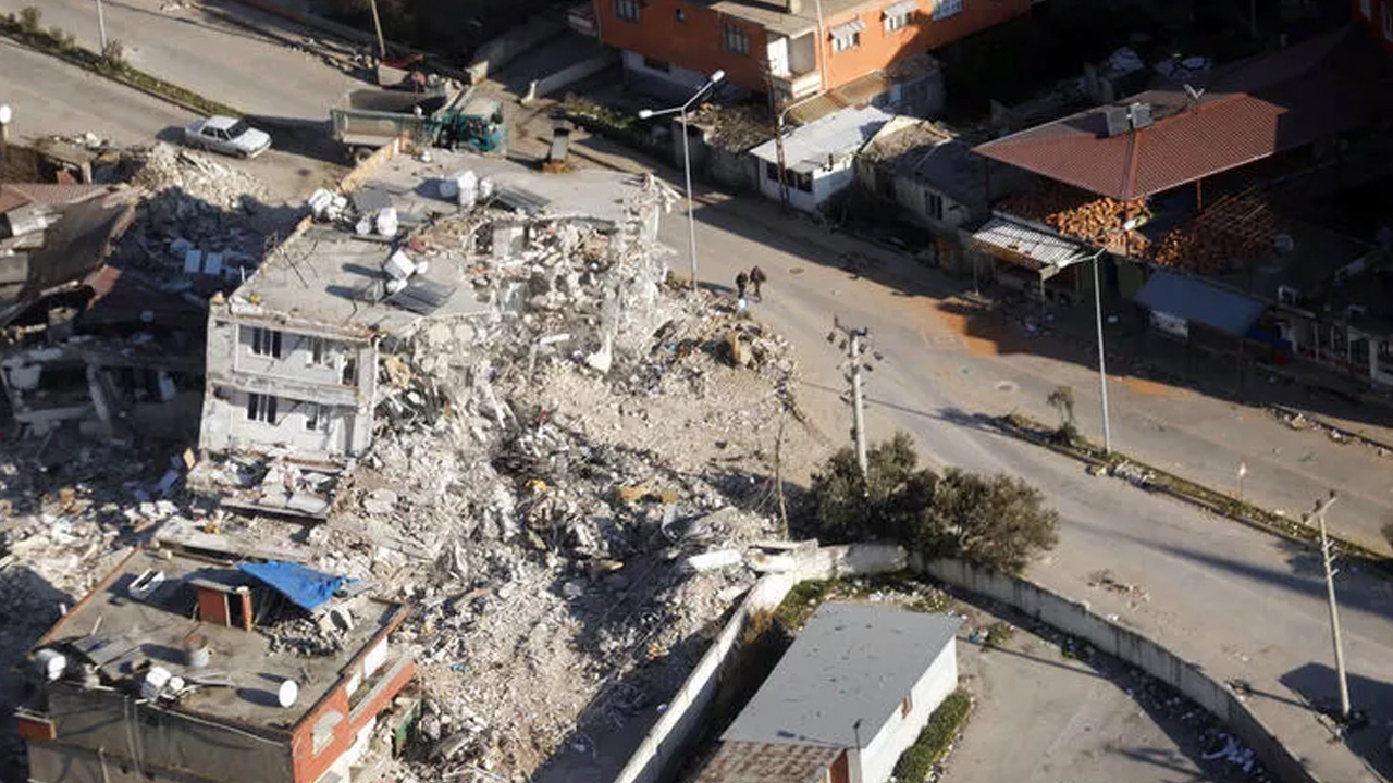 Depremin son gelişmeleri dünyada manşet! İngiliz gazete: Her 2 kişiden 1'i bu kentte öldü