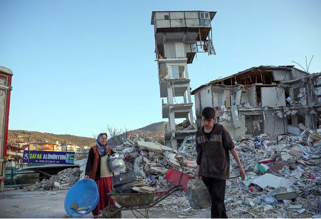 Görenler bir daha baktı nasıl olur dedi! Bina yıkıldı ek bina böyle ayakta kaldı