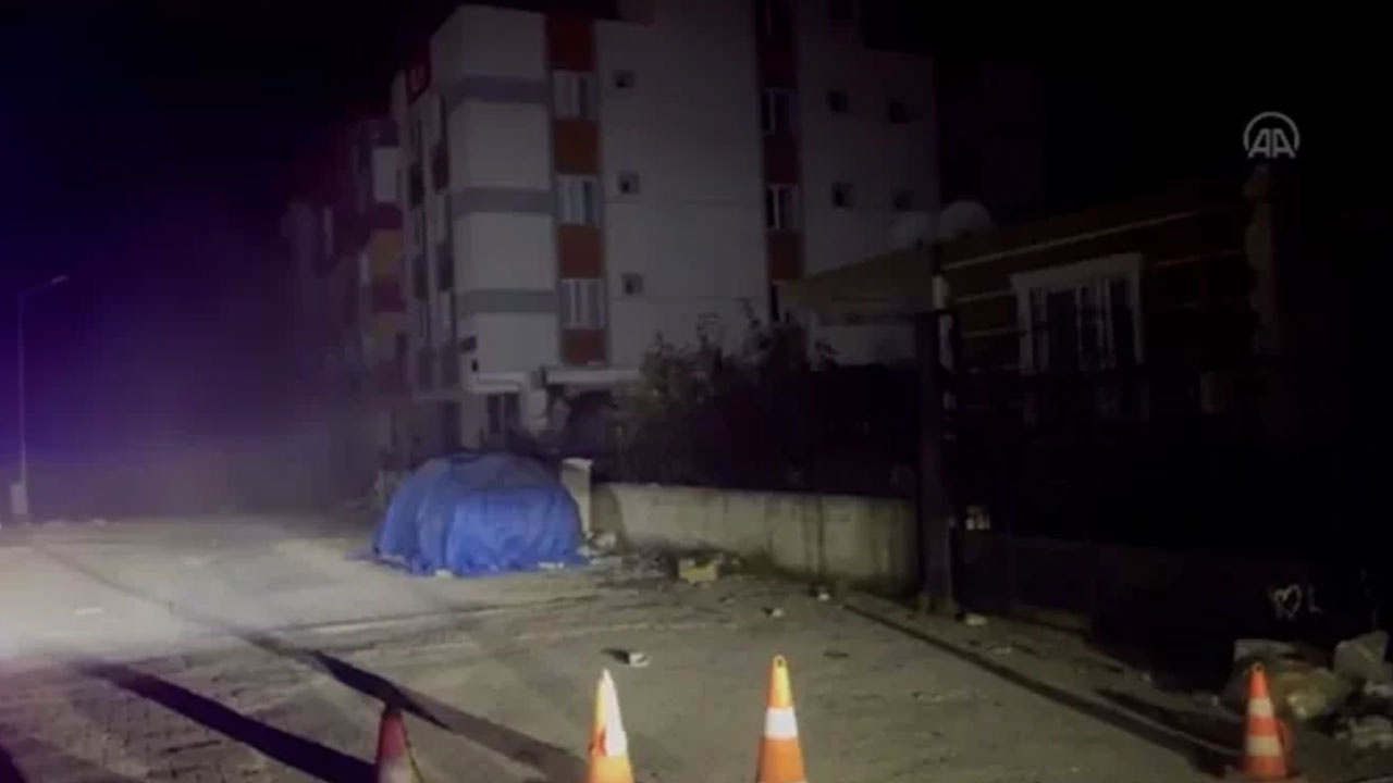 Hatay'da 6.4 şiddetindeki deprem kamerada